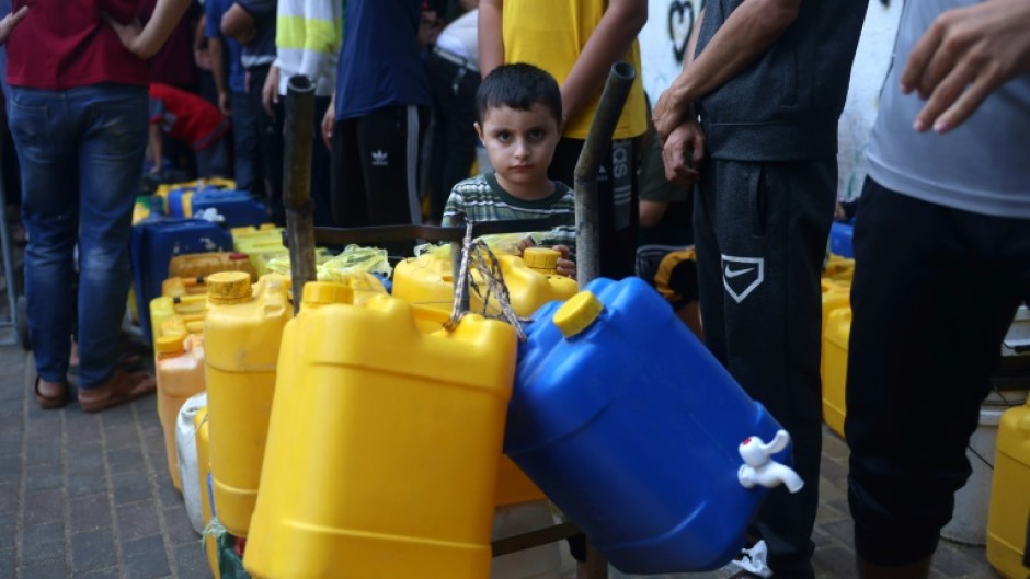 Explosions and rockets in the skies over Gaza City