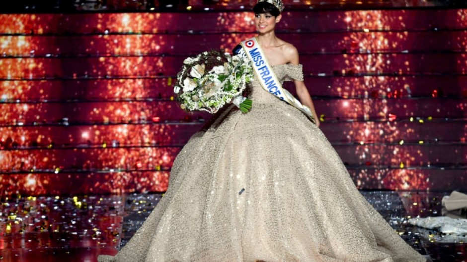 Miss France 2024, Miss Nord-Pas-de-Calais, Eve Gilles, sur scène après son élection à Dijon le 16 décembre 2023
