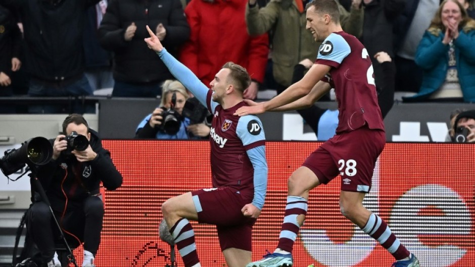 West Ham's Jarrod Bowen (L) celebrates scoring against Manchester United
