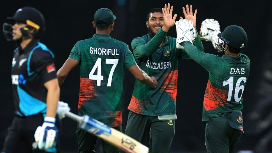 Bangladesh's Rishad Hossain (2nd R) celebrates with teammates Shoriful Islam (2nd L) and wicketkeeper Litton Das (R) to dismiss New Zealand's Mark Chapman (L) in Napier