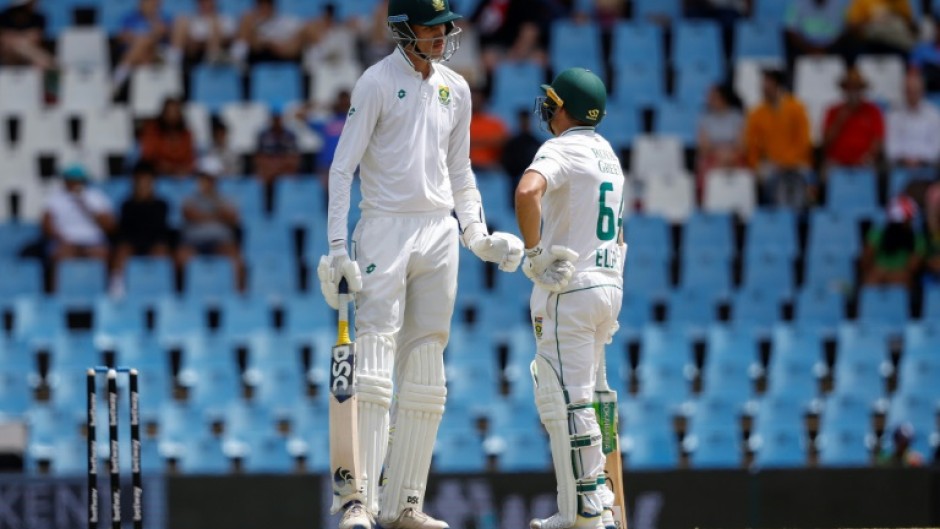 Marco Jansen (L) and Dean Elgar (R) added 111 for the sixth wicket which enabled South Africa to take what proved to be a 163-run first innings lead 
