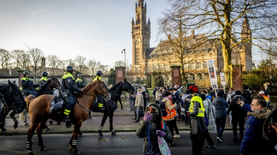 Dutch police dispersed a demonstration in favour of the Palestinians outside the court