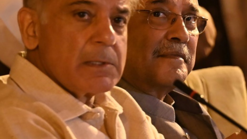 Asif Ali Zardari (R) attends a 2022 press conference in Islamabad with fellow opposition leader Shahbaz Sharif 