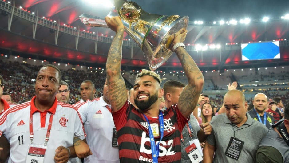 Gabigol holds up the Brasileiro trophy in 2019