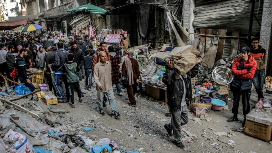 An open-air market amid destruction in Gaza City 