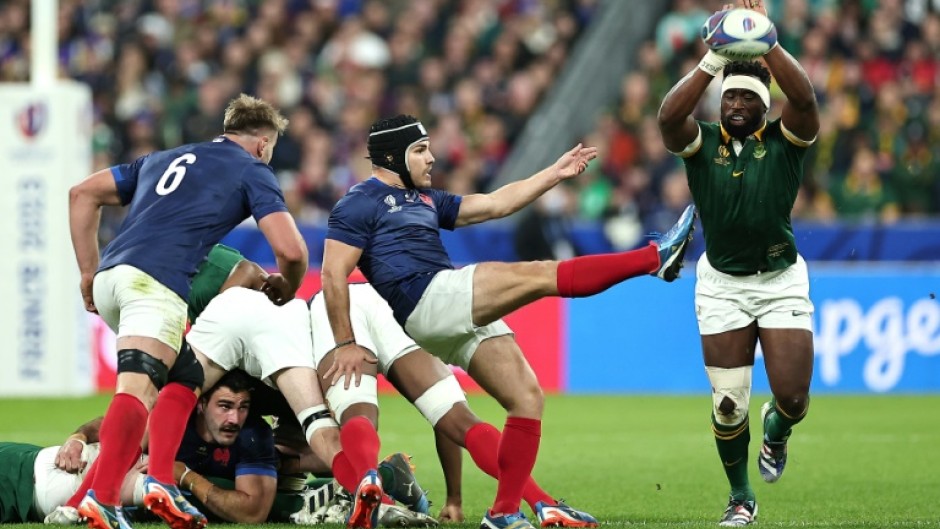 Siya Kolisi (R) attempts to charge down a kick from Antoine Dupont (L) during last year's Rugby World Cup quarter-final