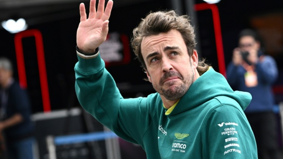 Fernando Alonso pens new Aston Martin deal