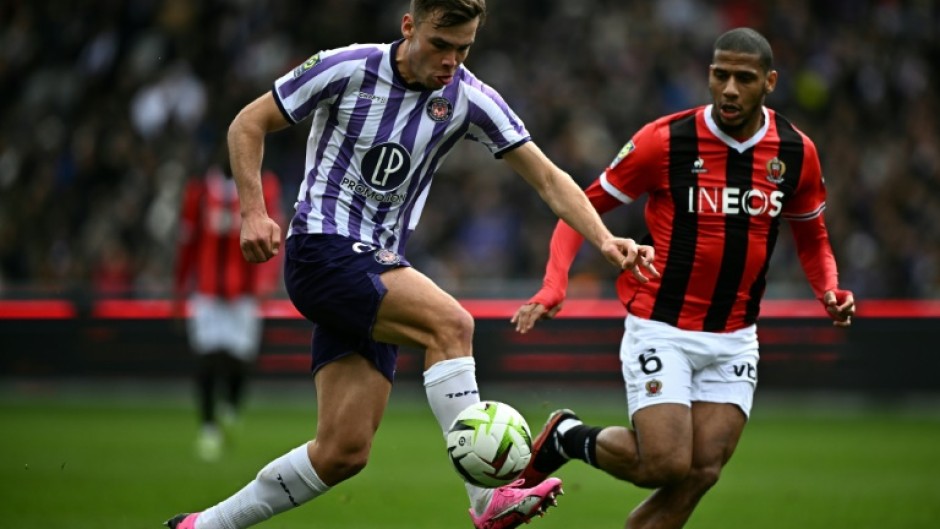 Thijs Dallinga (L) in action for Toulouse against Nice earlier this season