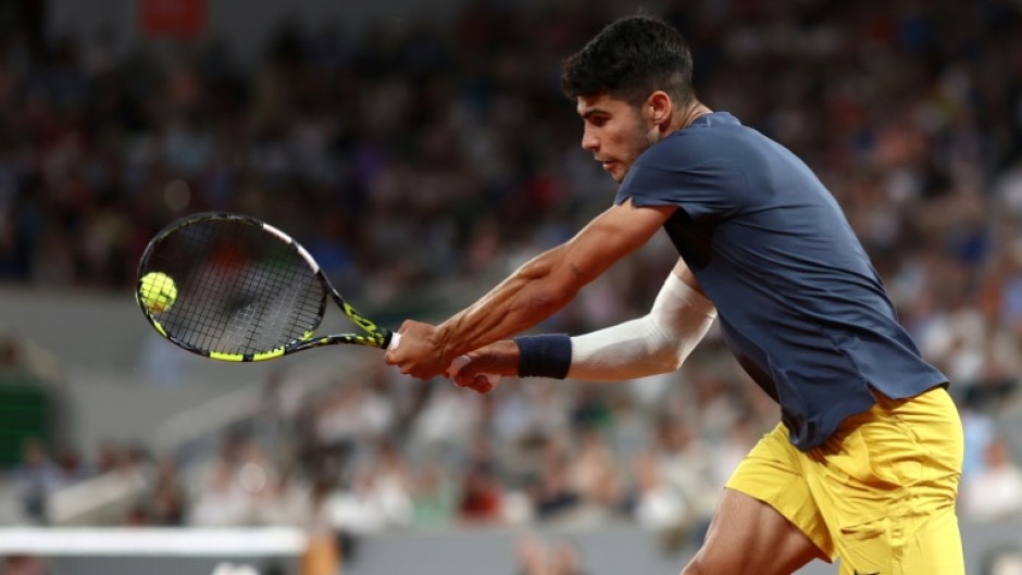 Easy Sunday: Carlos Alcaraz plays a backhand return to J.J. Wolf 