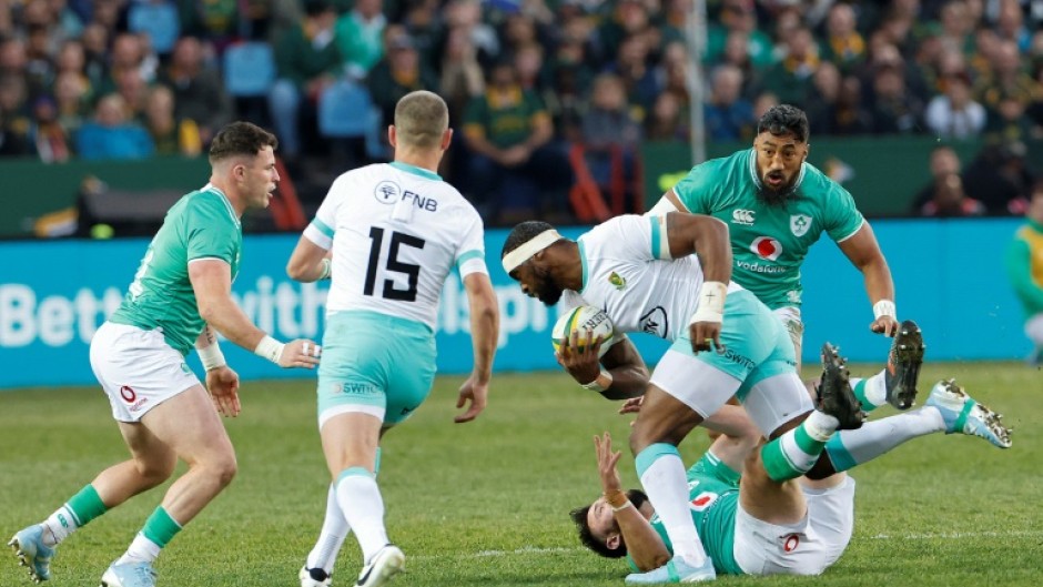 South Africa captain Siya Kolisi (C) runs with the ball during a victory over Ireland in Pretora on July 6.