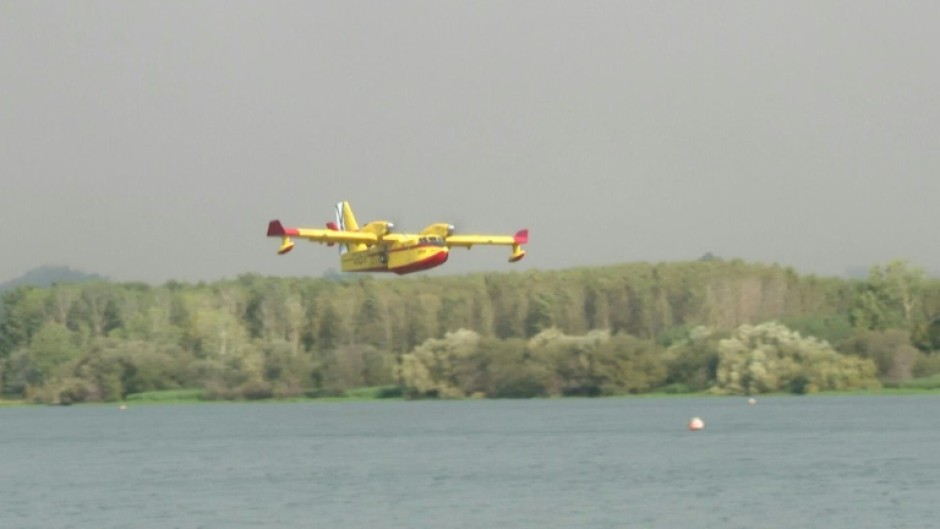 Spanish water bombers fight flames in Portugal