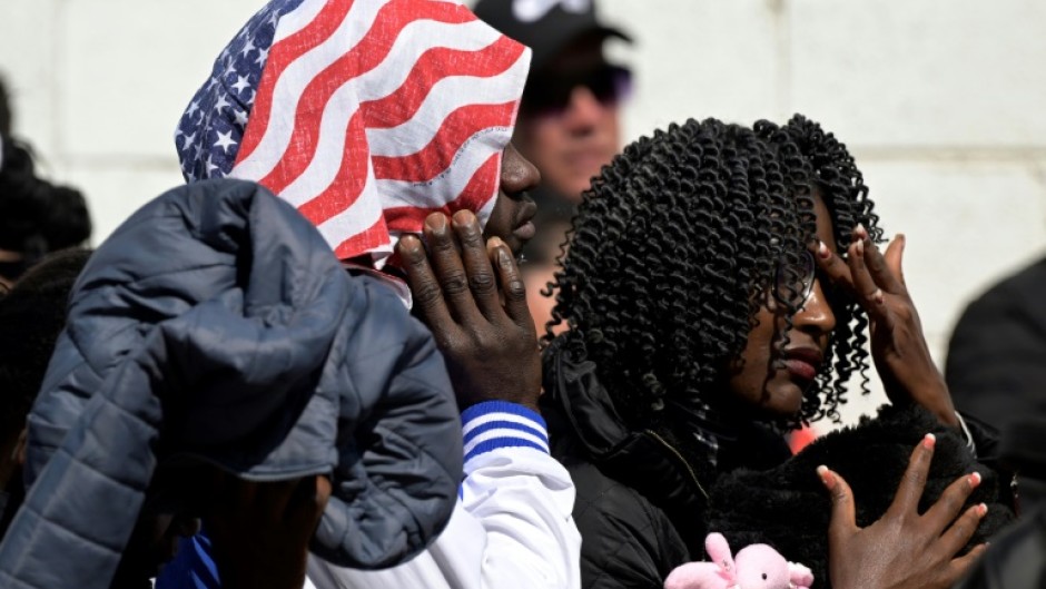 Unos migrantes esperan para completar sus papeles en la Comisión Mexicana de Ayuda a Refugiados en Naucalpan de Juárez, en México, el 28 de enero de 2025