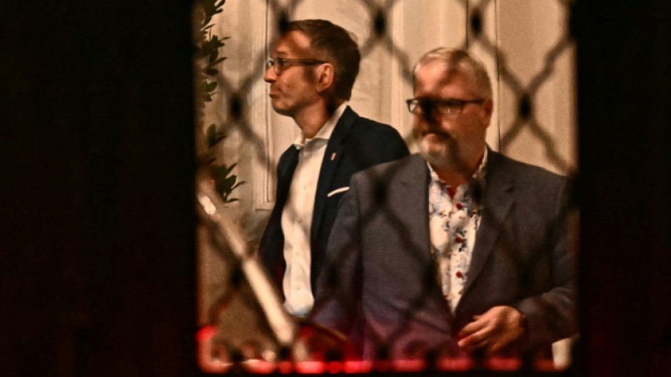Cracks have appeared in the talks between the far right led by Herbert Kickl (L) and the conservatives