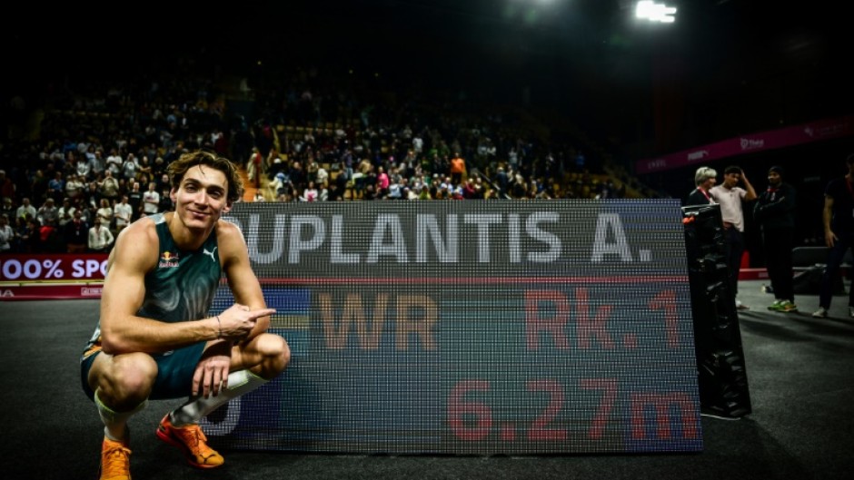 One more time: Armand Duplantis poses in Clermont in front of a scoreboard showing his name and the new pole vault world record