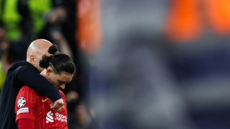 Liverpool manager Arne Slot comforts Darwin Nunez