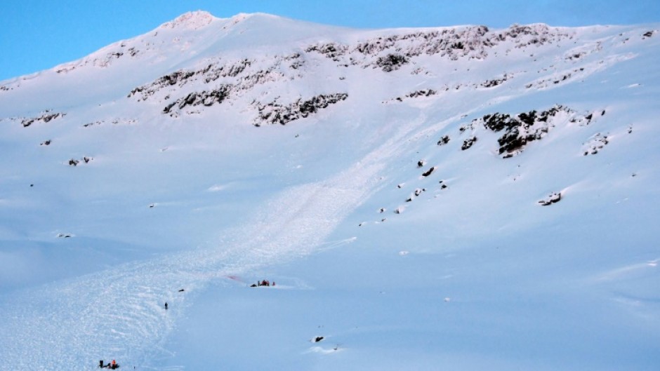 People buried by avalanches usually survive for only about 10 minutes, according to avalanche researchers