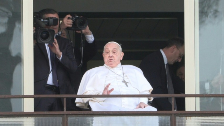 Pope says 'thank you, everyone' as greets faithful from hospital