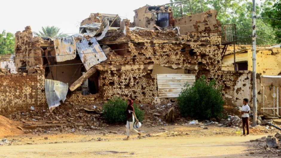 Families have resorted to burying their relatives outside of cemeteries as a result of the war