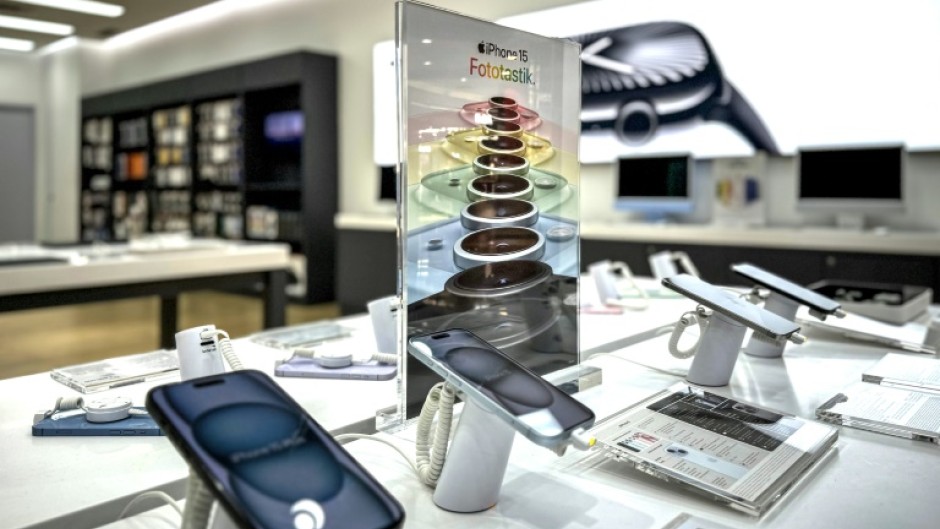 A store offers Apple products by displaying the latest models they sell to provide a user experience in Jakarta on February 26, 2025