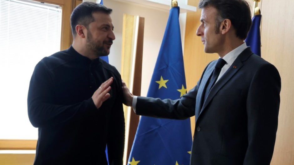 Ukraine's President Volodymyr Zelensky (L) says he speaks to France's President Emmanuel Macron (R) "once a day"