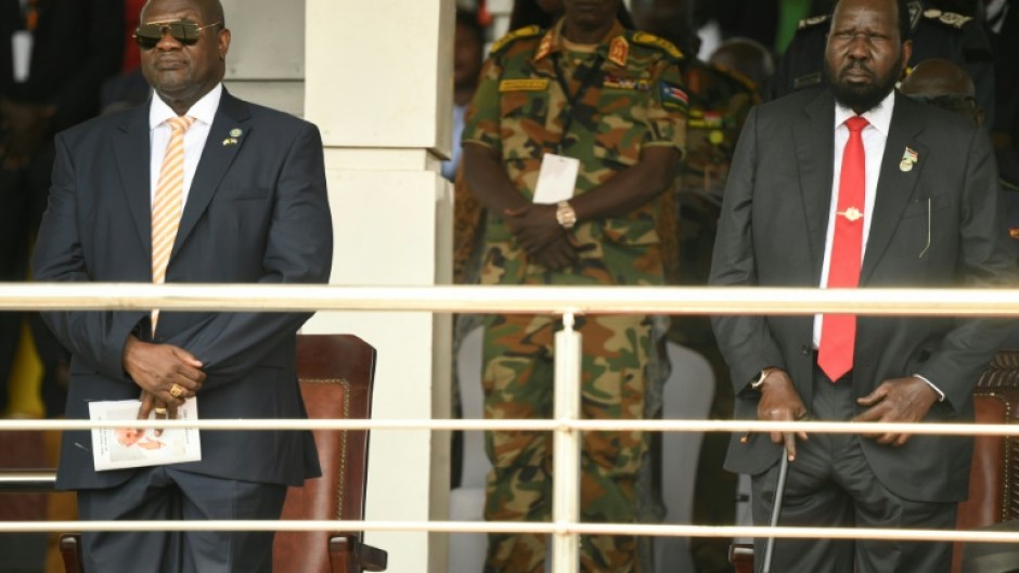 VP Riek Machar (L) and President Salva Kiir have a fragile 2018 power-sharing agreement