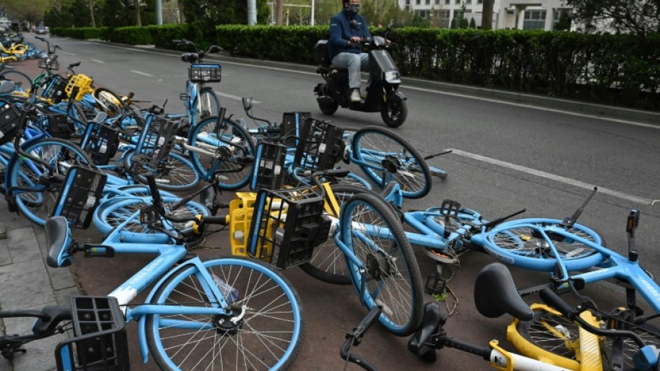 Strong winds sweeping Beijing and northern China forced hundreds of flights to be cancelled and rail services to be suspended