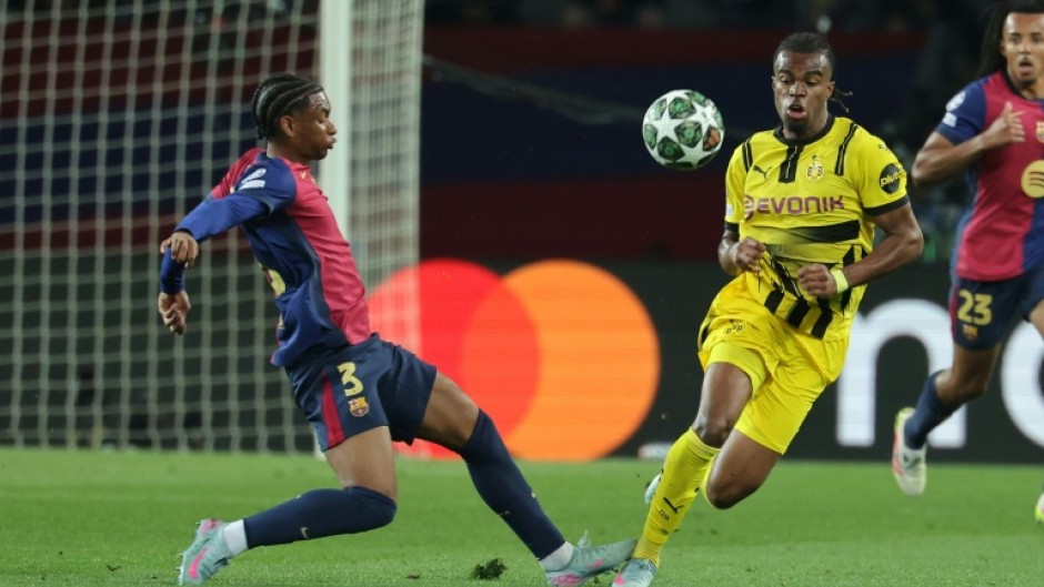 Barcelona defender Alex Balde (L) suffered a hamstring injury and is set for a spell on the sidelines