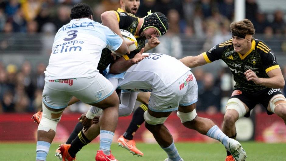 The Bayonne defence tries to stop La Rochelle's match-winner Gregory Alldritt