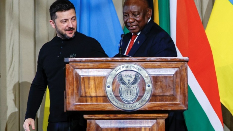 Even while welcoming Zelensky (L) to South Africa, Ramaphosa (R) has maintained warm ties with Russia