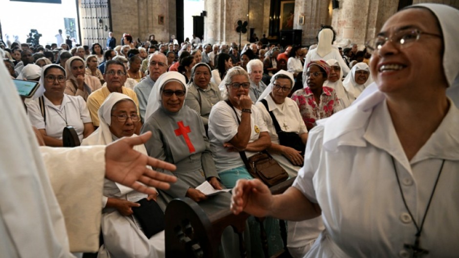 Religiosas asisten a una misa en memoria del difunto papa Francisco en la Catedral de La Habana el 24 de abril de 2025.