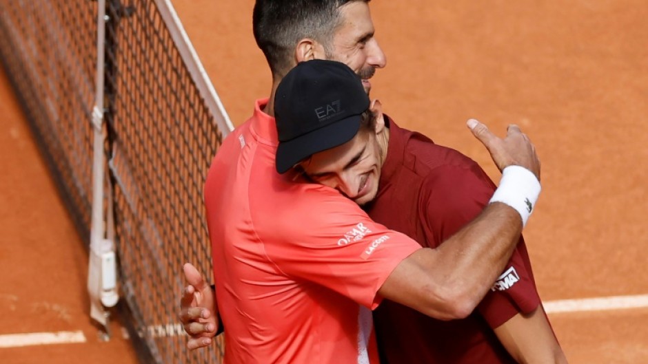 Novak Djokovic (l) congratulates his conqueror Matteo Arnaldi in Madrid
