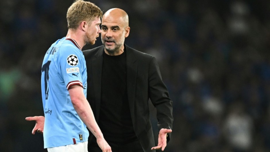 Manchester Citymanager Pep Guardiola talks with Kevin De Bruyne