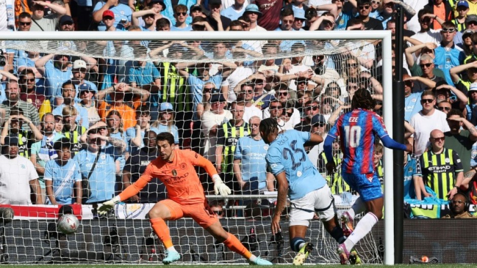 Crystal Palace's Eberechi Eze (R) scores in the FA Cup final against Manchester City