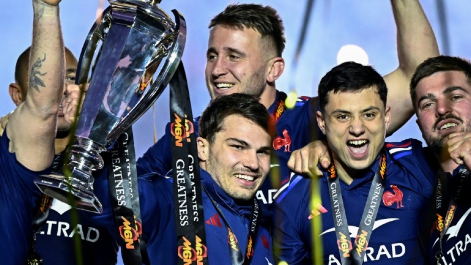 France captain Antoine Dupont (C) lifts the 2025 Six Nations
