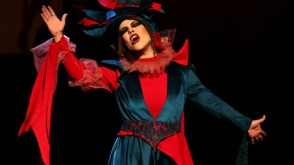 The performance of King Lear is infused with rock music and a dazzling light show