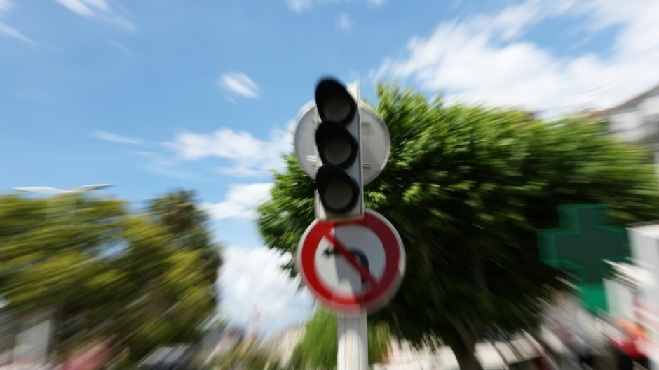 Un feu tricolore privé d'électricité, à Cannes, le 24 mai 2025