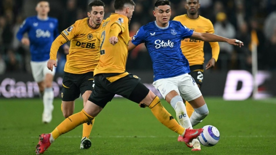 Everton midfielder Charly Alcaraz (R)