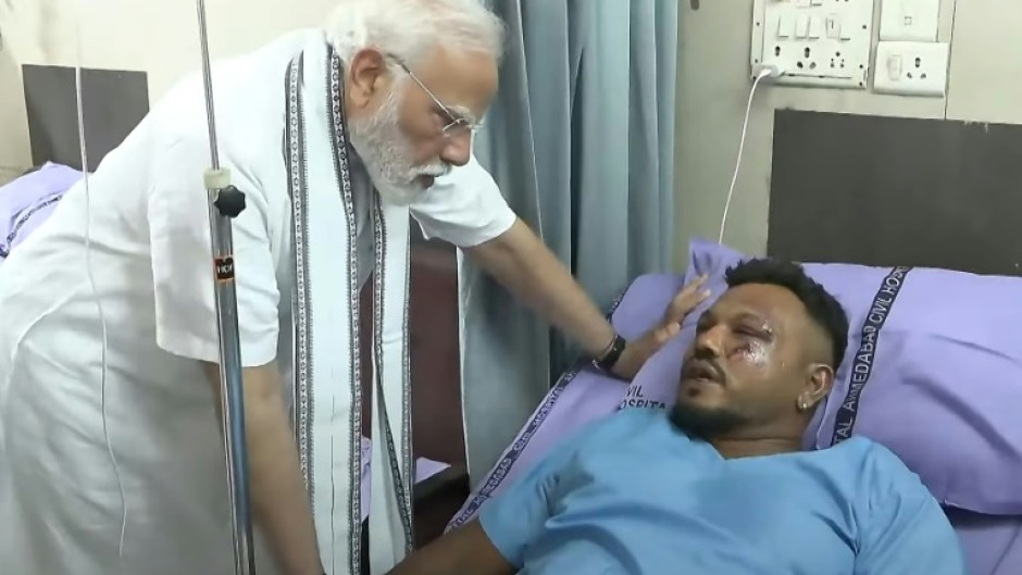 Indian Prime Minister Narendra Modi (L) paid a visit to Vishwash Kumar Ramesh at the hospital where he was being treated for burns and other injuries