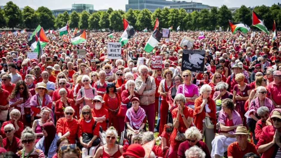 Rights groups such as Amnesty International and Oxfam organised the demonstration through the city to the International Court of Justice, creating a so-called 'red line'