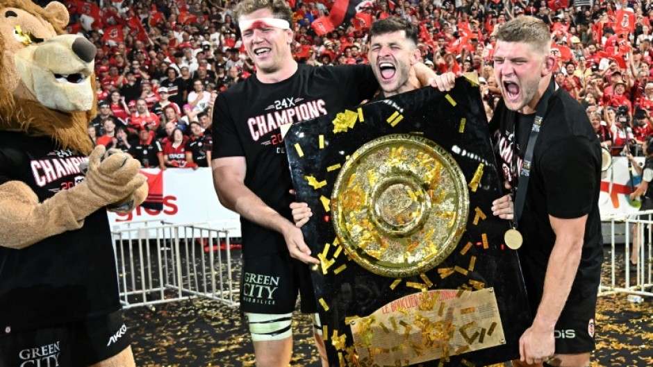 Blair Kinghorn (C) celebrates the Top 14 title with Jack Willis (R) and Thibaud Flament (L)