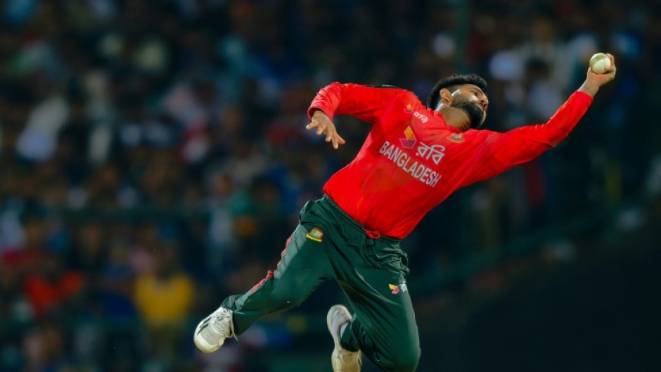 A brilliant catch by Bangladesh's Shamim Hossain to dismiss Kusal Mendis could not stop Sri Lanka marching to victory in the first T20