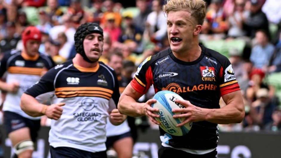 Damian McKenzie (R) will start at flyhalf in New Zealand's third Test against France