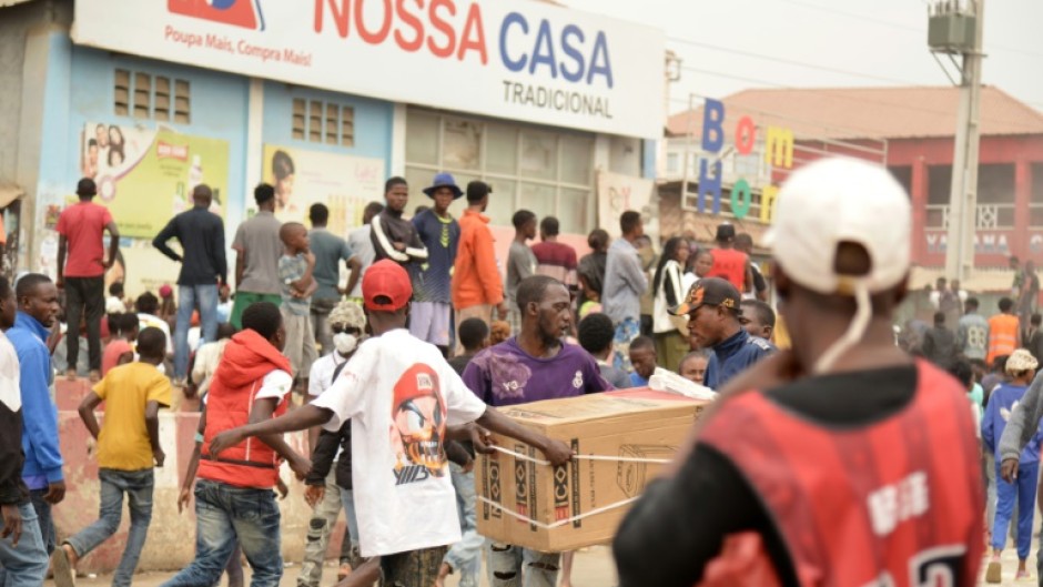 People looted shops in the Angolan capital as violence erupted during a taxi drivers' strike