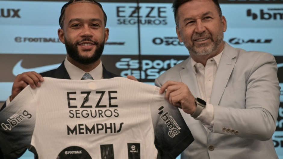 Le président du Corinthians, Augusto Melo, avec l'international néerlandais Memphis Depay, le 12 septembre 2024 à São Paulo