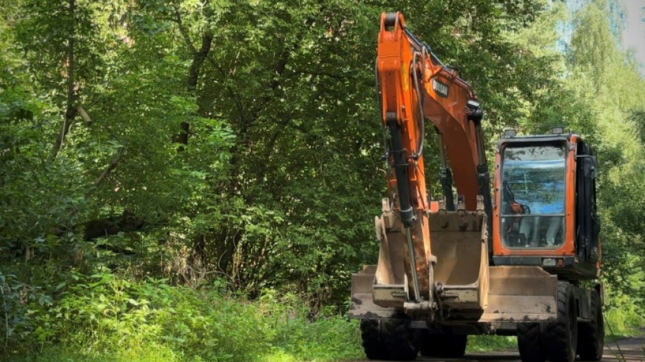 Authorities decided to build a highway that passes through the national park to ease congestion and give access to a new housing development