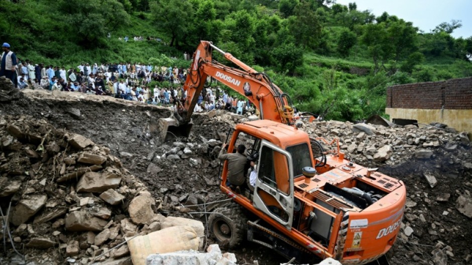Rescuers resumed searching for survivors as the death toll from monsoon floods in northern Pakistan rose to almost 400