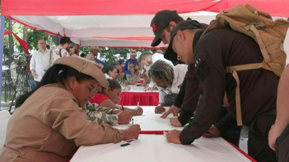Venezuelan citizens enlist in national militia as Trump steps up pressure on Maduro