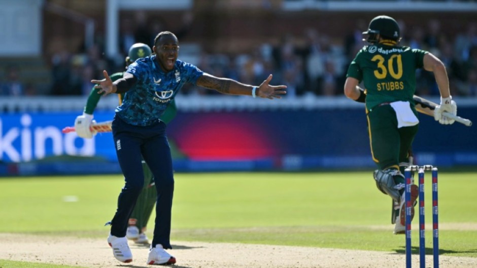 England's Jofra Archer (L) successfully appeals to have Matthew Breetzke lbw for 85 in the second ODI against South Africa at Lord's