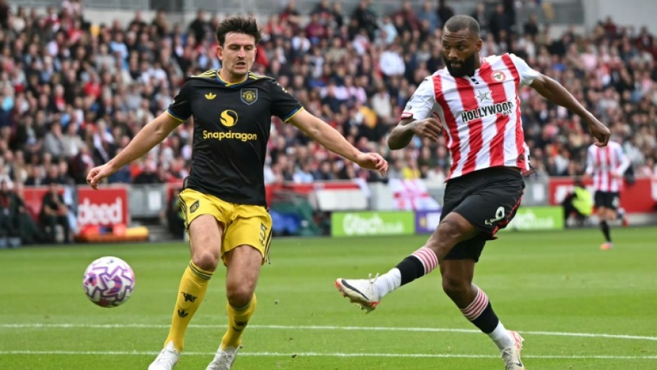 Brentford's Igor Thiago (R) shoots to score against Manchester United