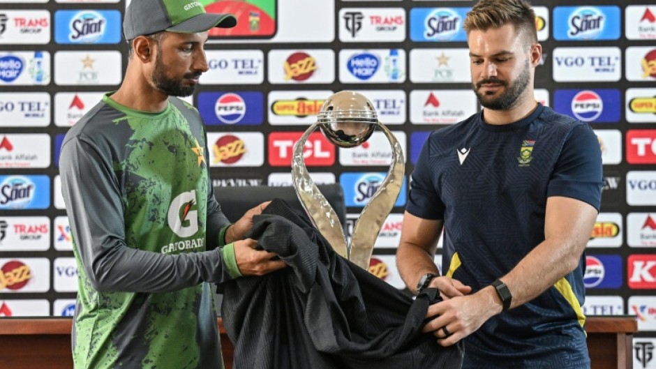 Pakistan captain Shan Masood (L) and his South Africa counterpart Aiden Markram in Lahore